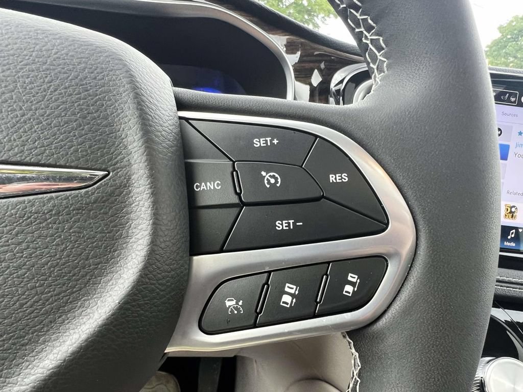 Used 2023 Chrysler Pacifica Limited FWD image 23