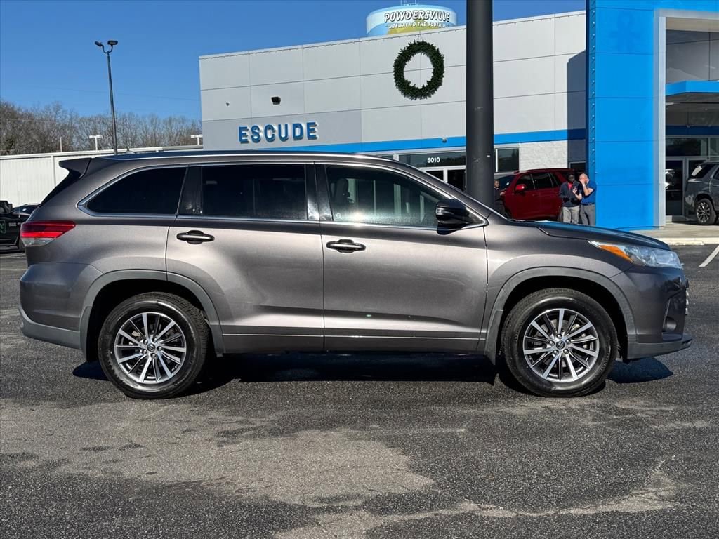 Used 2018 Toyota Highlander XLE image 2