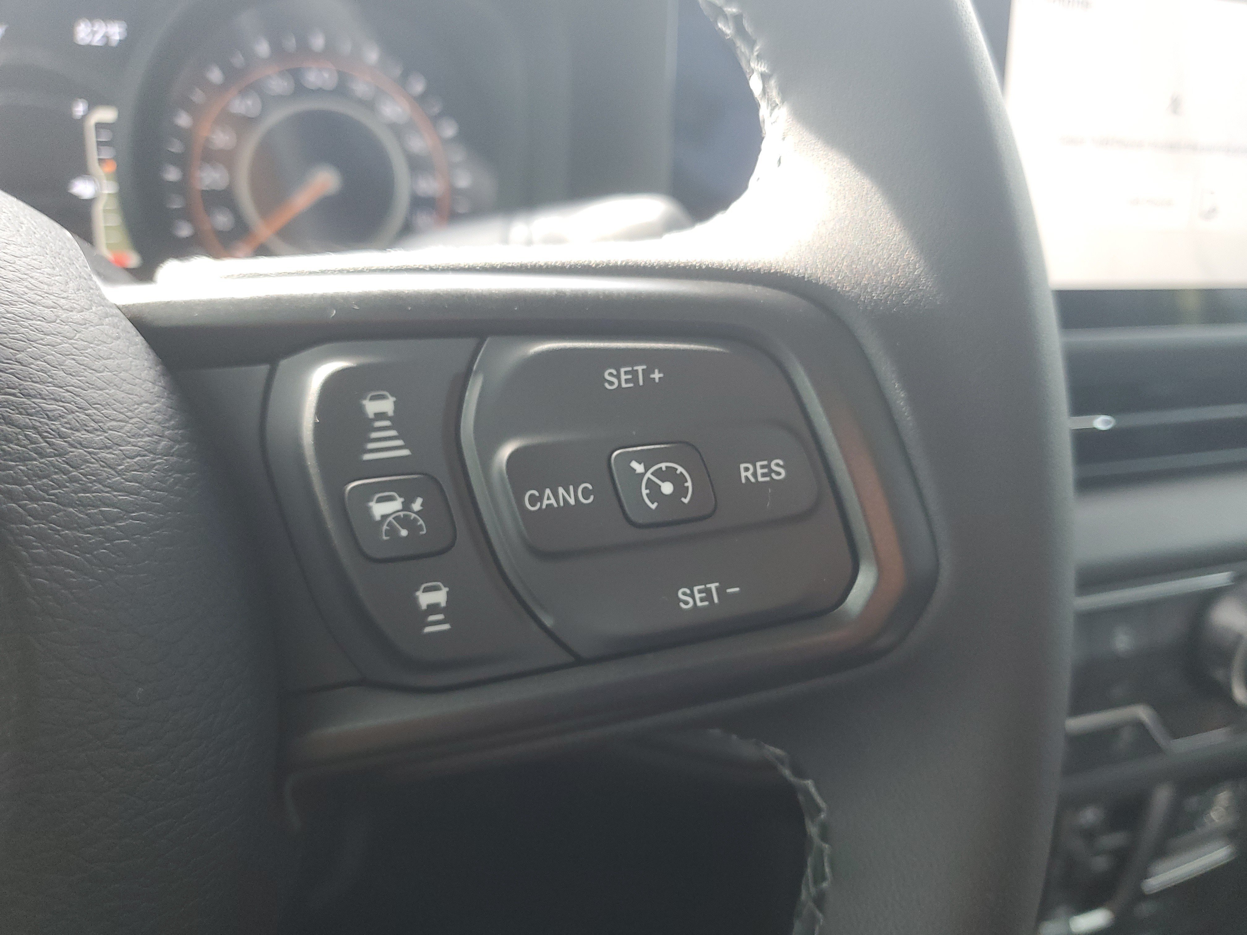 Used 2025 Jeep Gladiator Sport AWD/4WD image 17