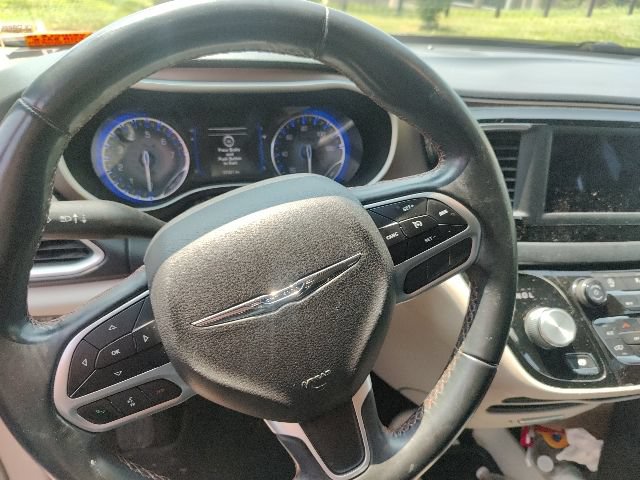 Used 2018 Chrysler Pacifica Touring-L FWD image 24