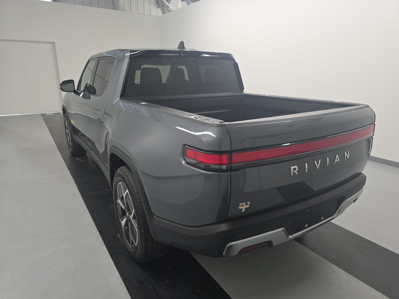 Used 2022 Rivian R1T Adventure AWD/4WD image 3