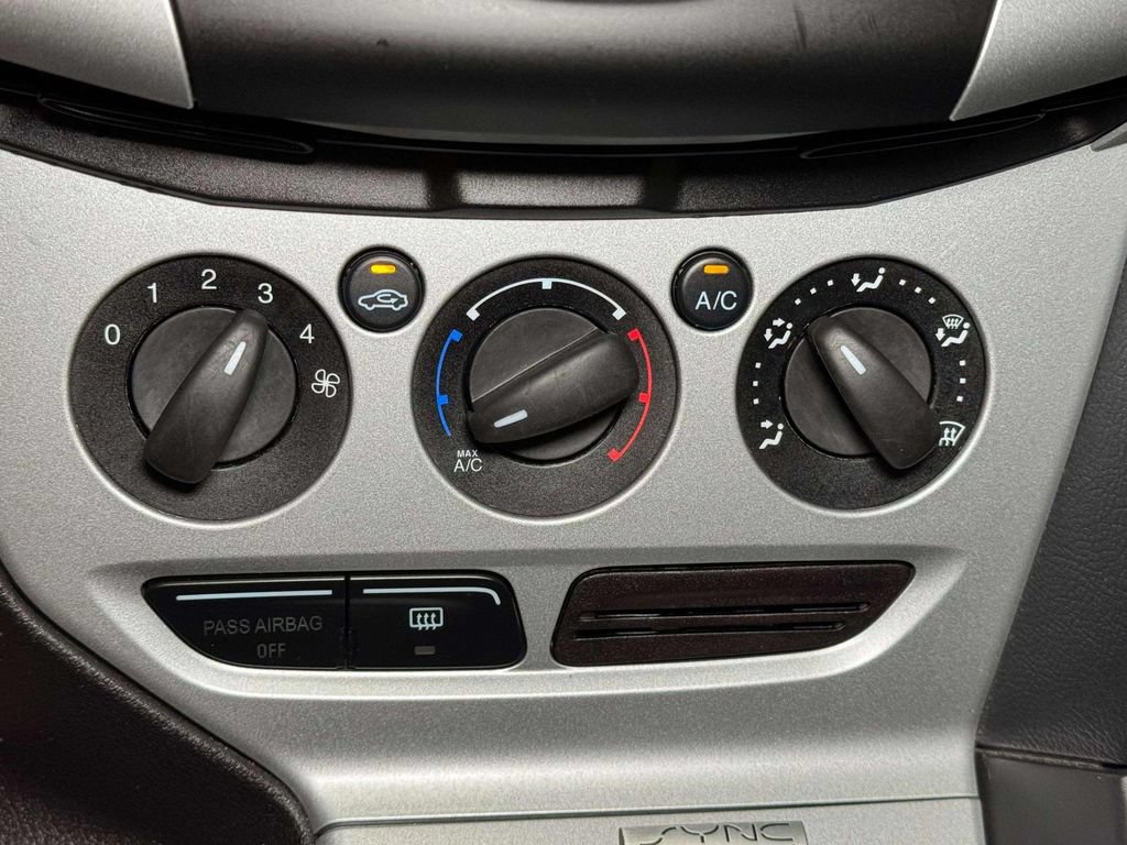Used 2013 Ford Focus SE w/ SE Winter Pkg FWD image 8