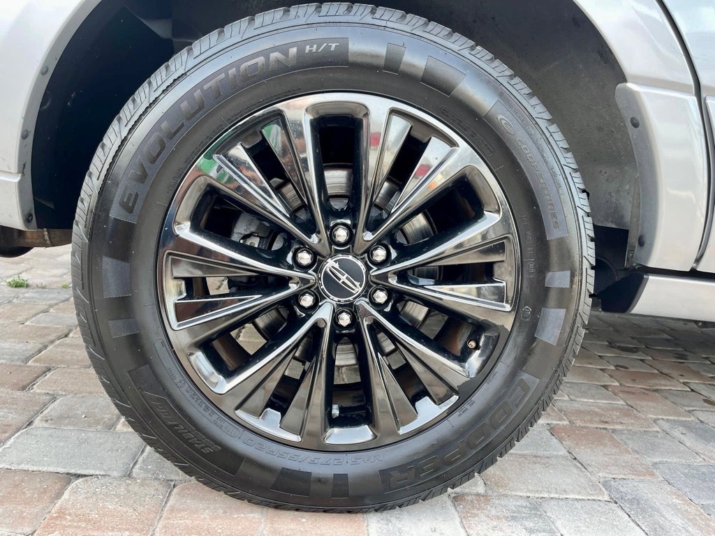 Used 2015 Lincoln Navigator 2WD image 11