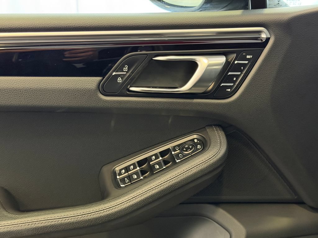 Certified 2020 Porsche Macan AWD/4WD image 12