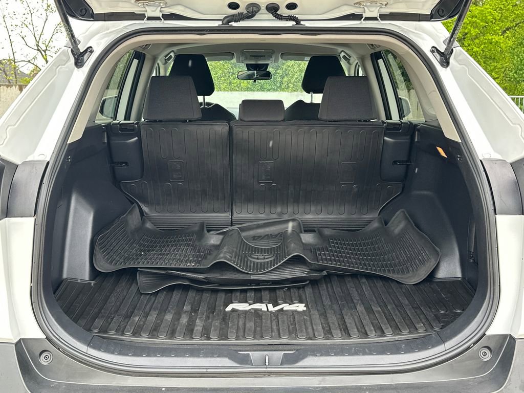 Used 2021 Toyota RAV4 LE AWD/4WD image 6