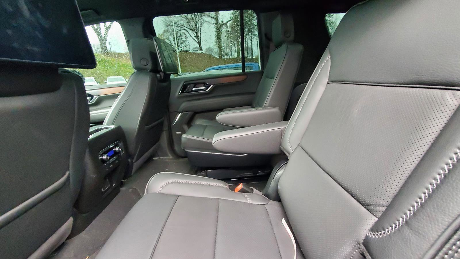 Used 2025 GMC Yukon XL Denali w/ Denali Reserve Package image 5