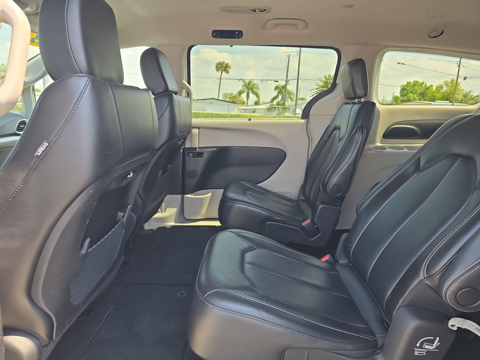 Used 2023 Chrysler Pacifica Touring-L image 13