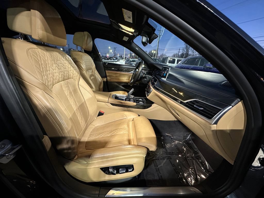 Used 2018 BMW 750i xDrive image 26