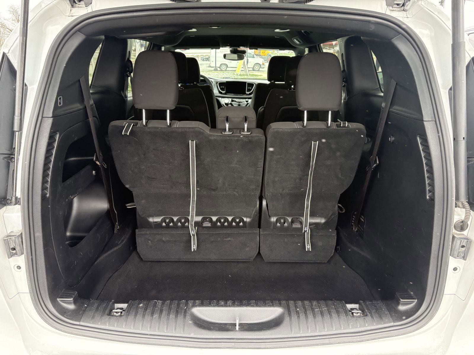 Used 2023 Chrysler Pacifica Touring image 25