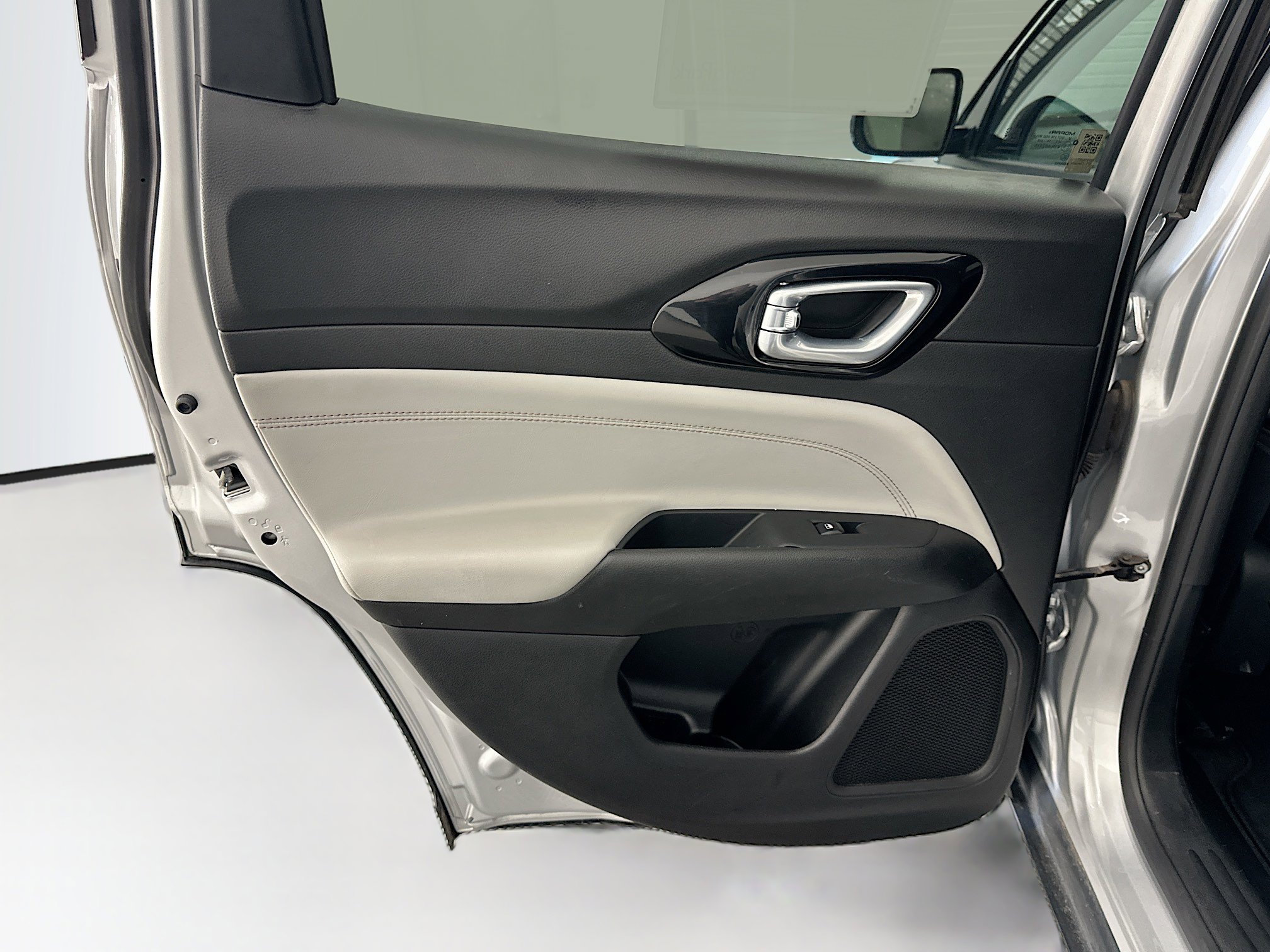 Used 2025 Jeep Compass Limited image 26