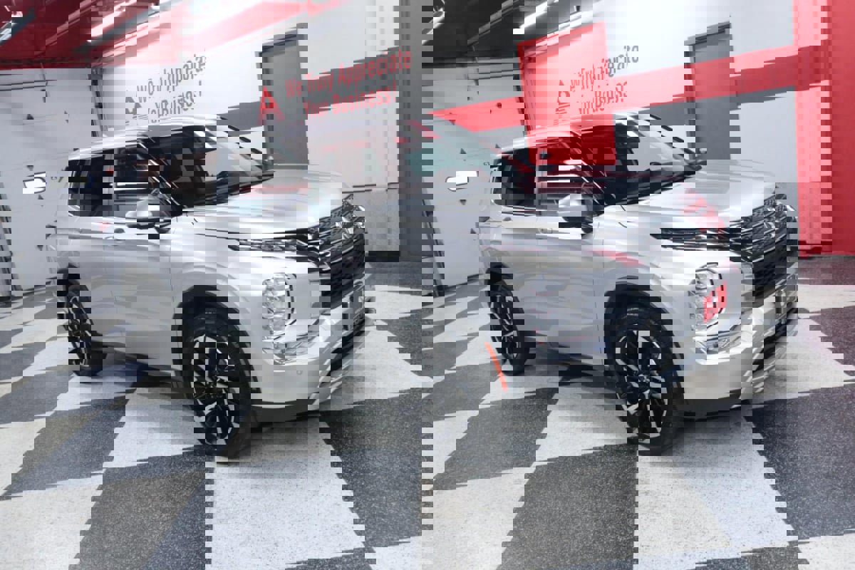 Used 2024 Mitsubishi Outlander SE image 3