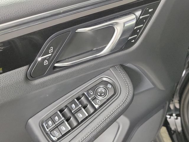 Used 2025 Porsche Macan AWD/4WD image 17