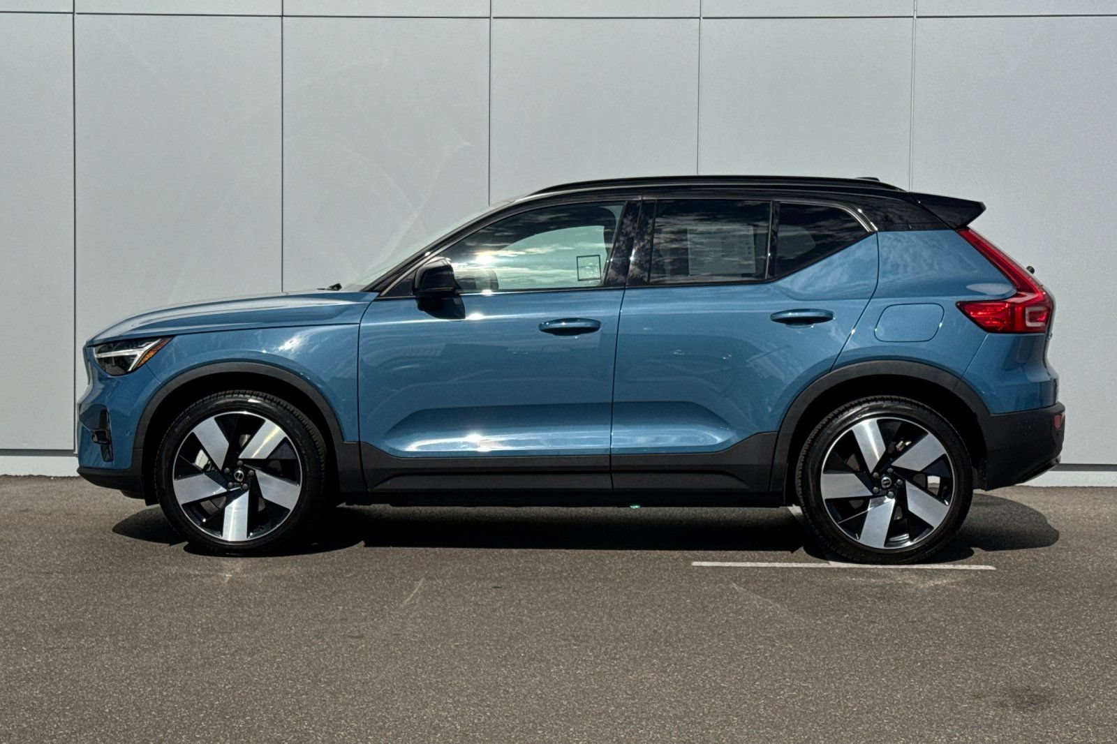 Used 2023 Volvo XC40 Recharge Ultimate AWD/4WD image 2