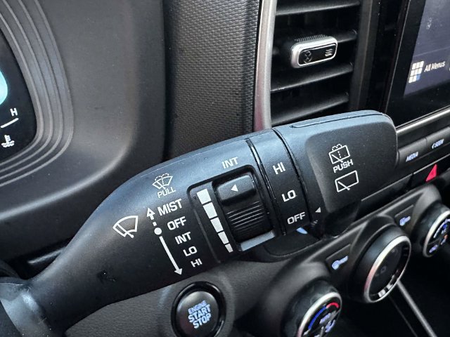 Used 2025 Hyundai Venue SEL FWD image 36