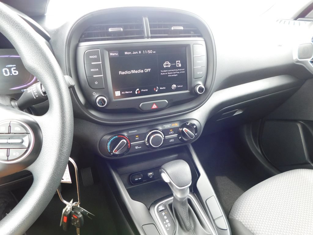 Used 2025 Kia Soul LX w/ LX Technology Package FWD image 32