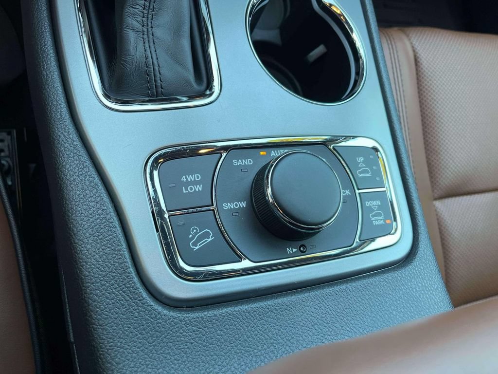 Used 2020 Jeep Grand Cherokee Overland AWD/4WD image 32