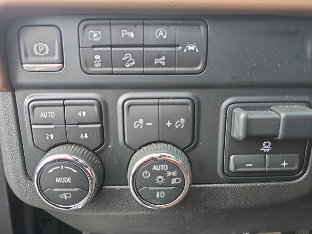 Used 2025 Chevrolet Suburban High Country image 13