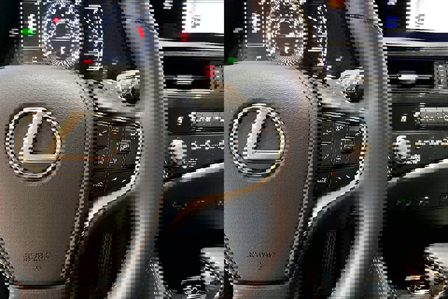 Used 2025 Lexus ES 300h w/ Premium Package image 23