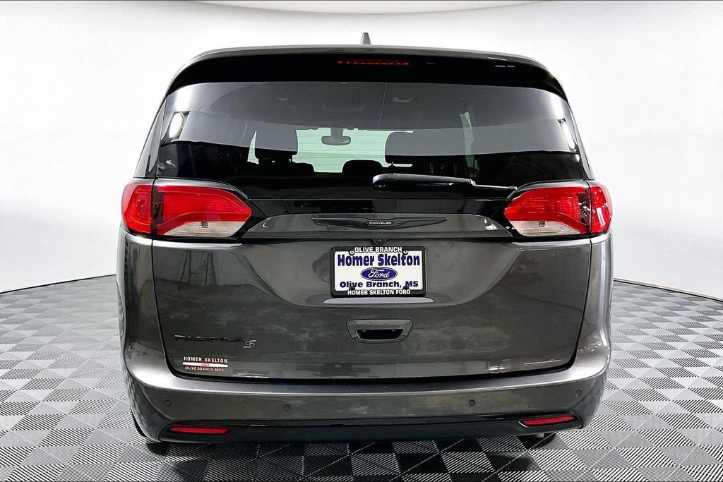 Used 2020 Chrysler Pacifica Touring w/ S Appearance Package FWD image 4
