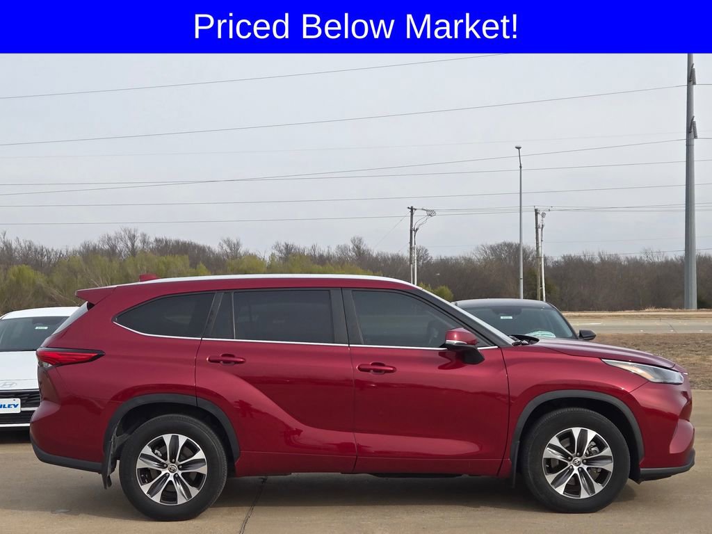 Used 2023 Toyota Highlander L video 3
