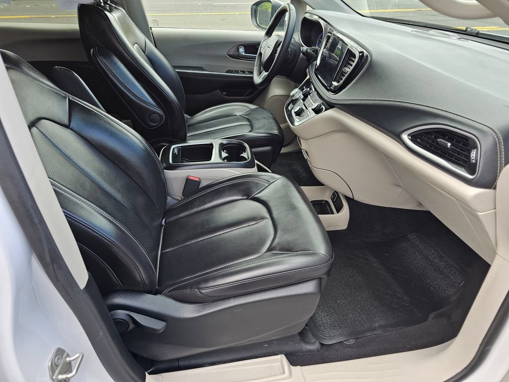 Used 2023 Chrysler Pacifica Touring-L FWD image 11