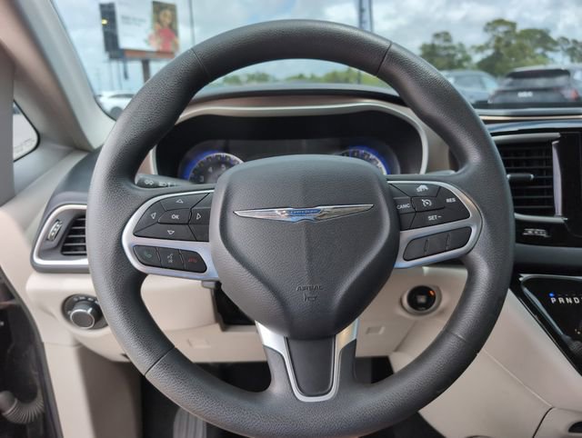 Used 2017 Chrysler Pacifica Touring w/ Tire & Wheel Group FWD image 24