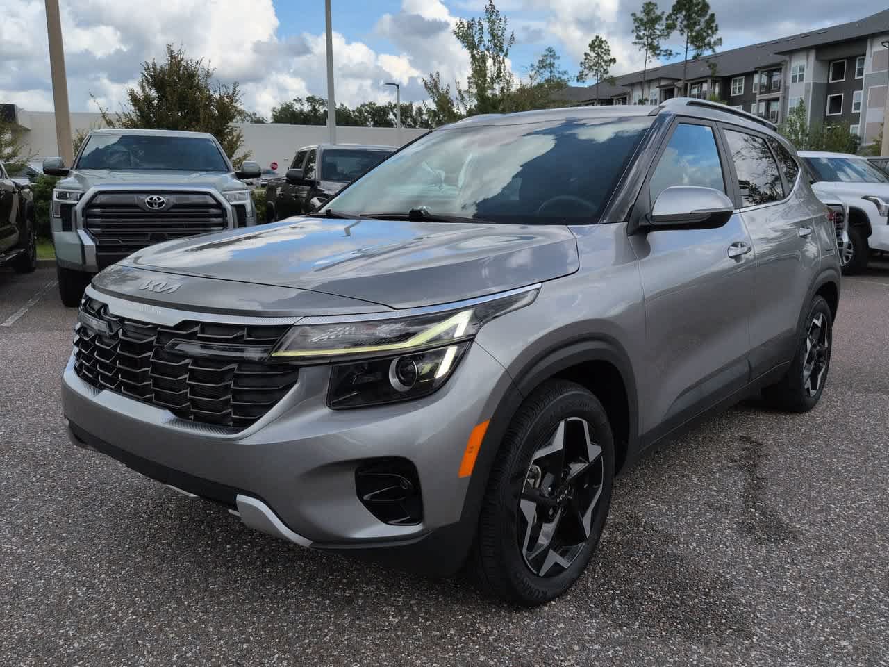 Used 2024 Kia Seltos EX FWD image 2