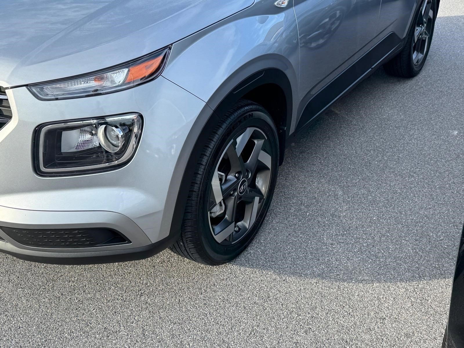 Certified 2025 Hyundai Venue SEL FWD image 4