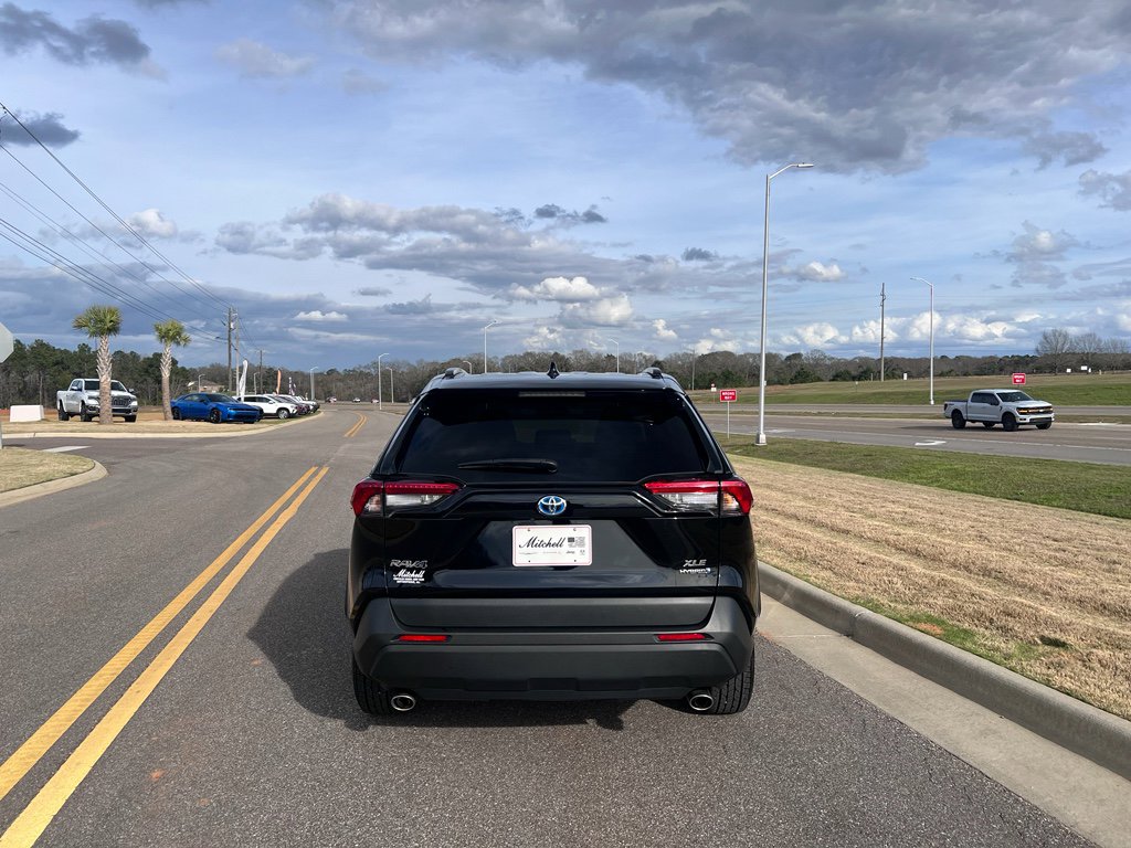 Used 2024 Toyota RAV4 XLE w/ Convenience Package image 8