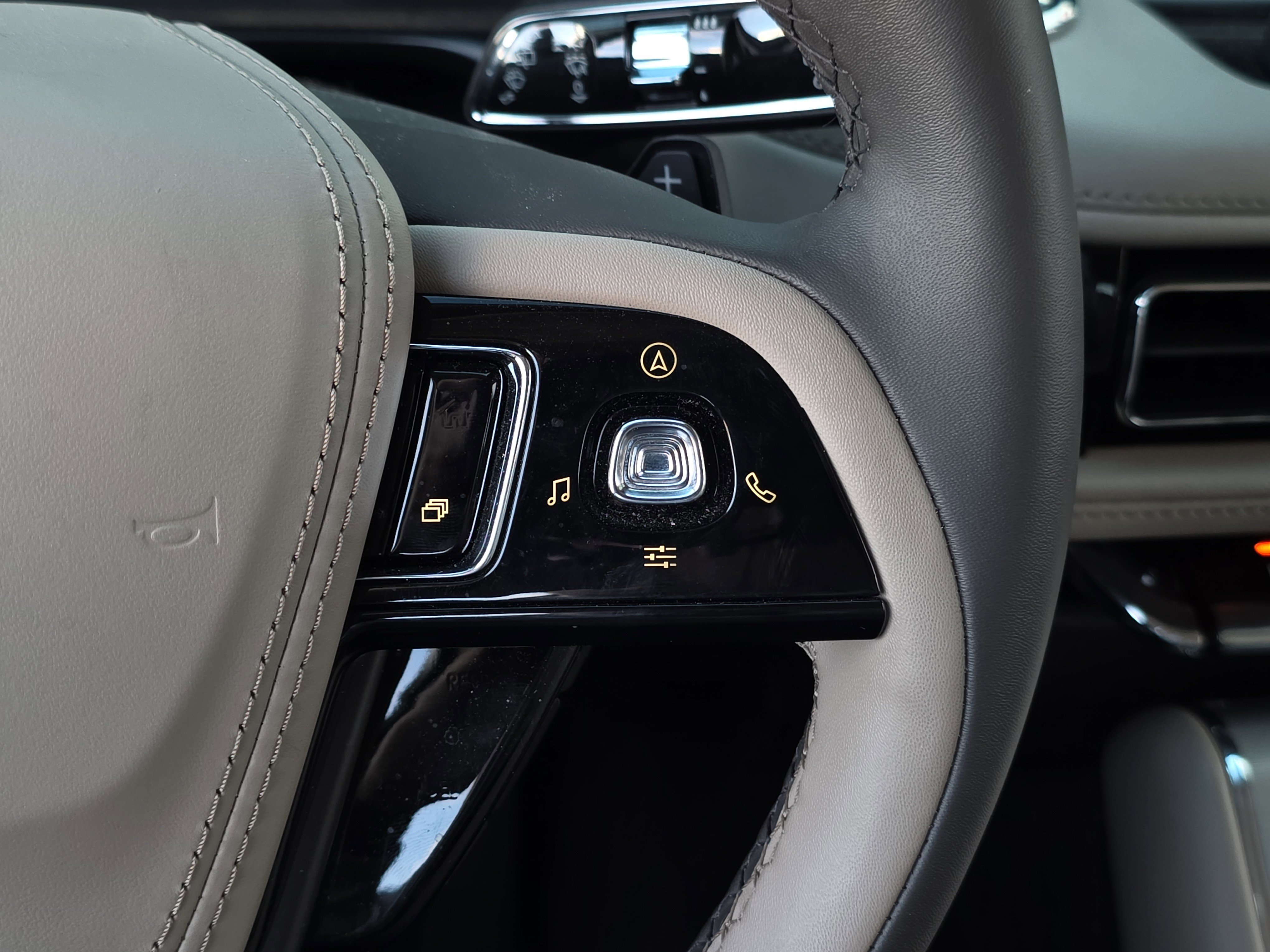 Used 2023 Lincoln Aviator 2WD w/ Elements Package image 19