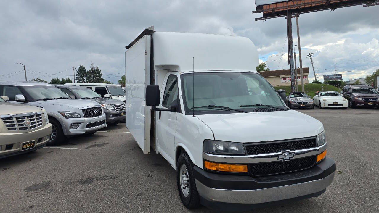 Used 2017 Chevrolet Express 3500 w/ Chrome Appearance Package RWD image 63