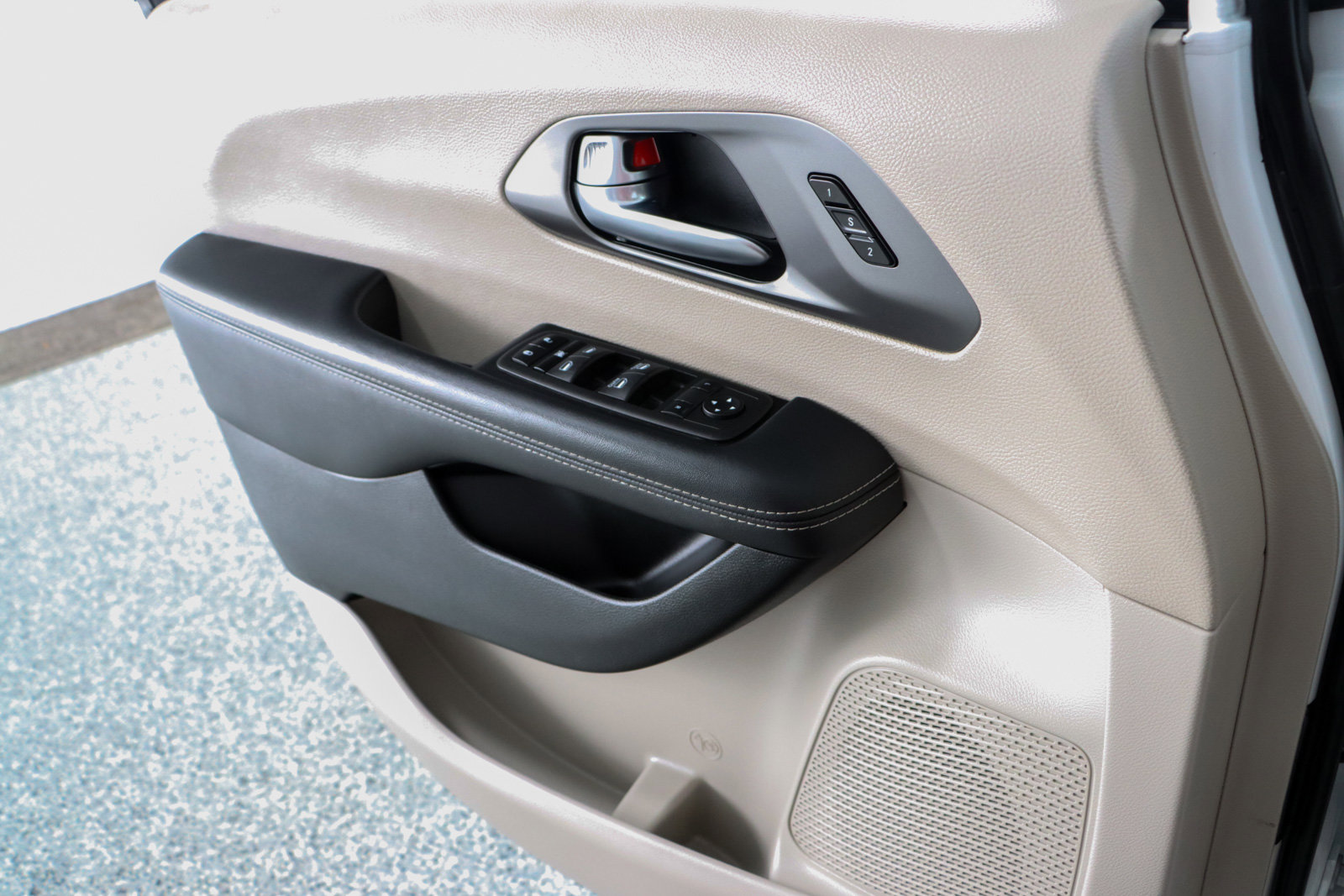 Used 2023 Chrysler Pacifica Touring-L FWD image 21