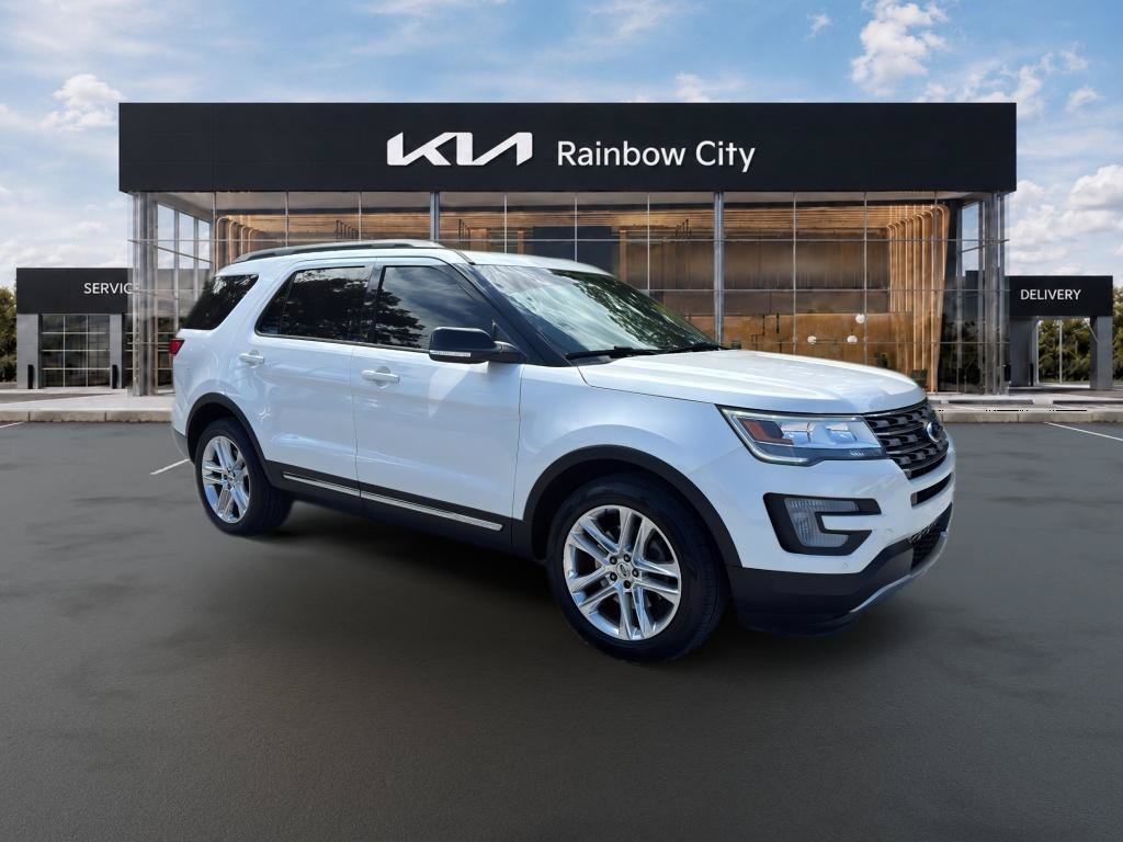 Used 2017 Ford Explorer XLT w/ Equipment Group 202A AWD/4WD image 3