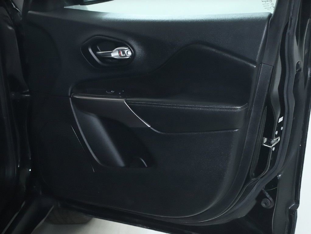 Used 2019 Jeep Cherokee Limited AWD/4WD image 35