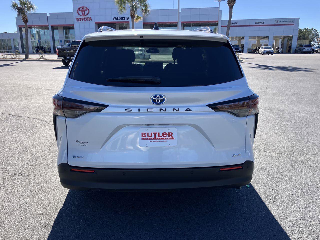 Used 2025 Toyota Sienna XLE image 4