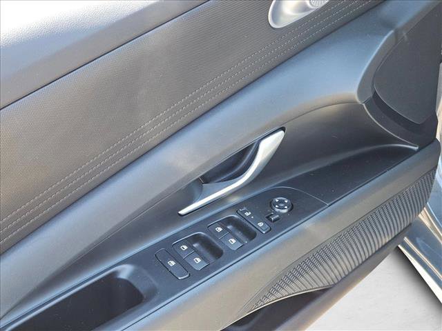 Used 2025 Hyundai Elantra SE FWD image 10
