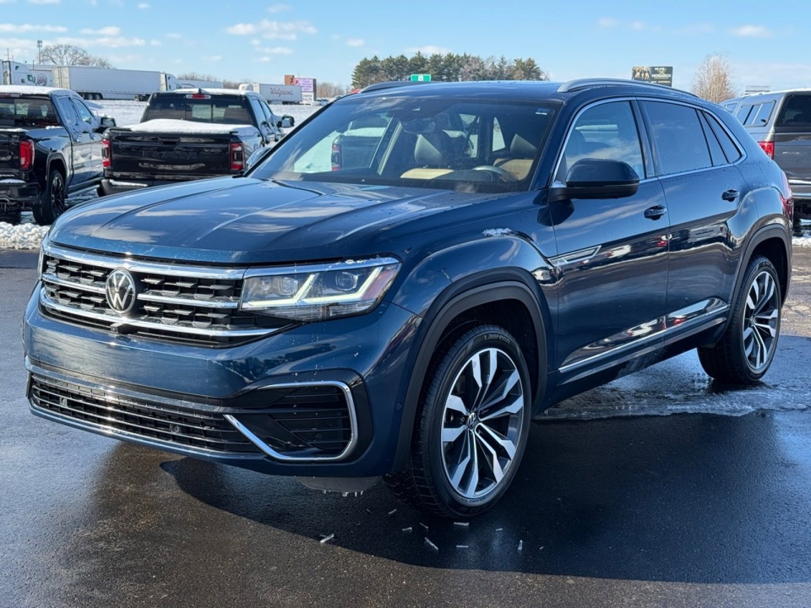 Used 2022 Volkswagen Atlas Cross Sport SEL Premium R-Line image 4