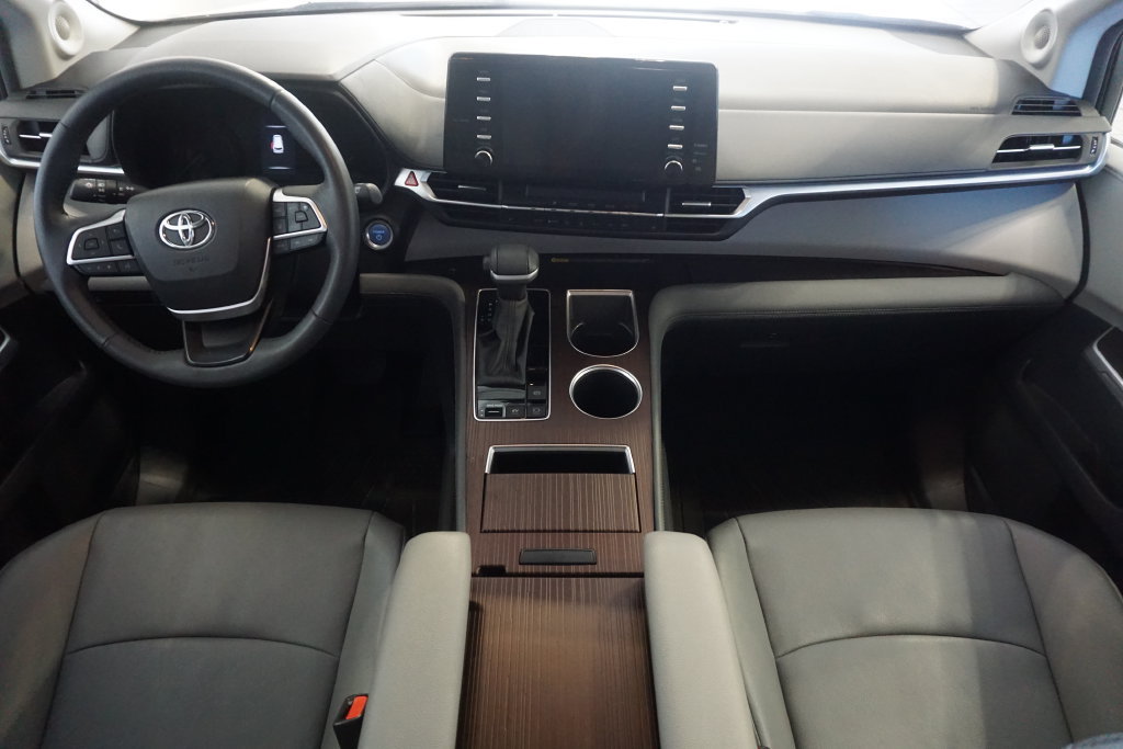 Used 2024 Toyota Sienna XLE FWD image 27