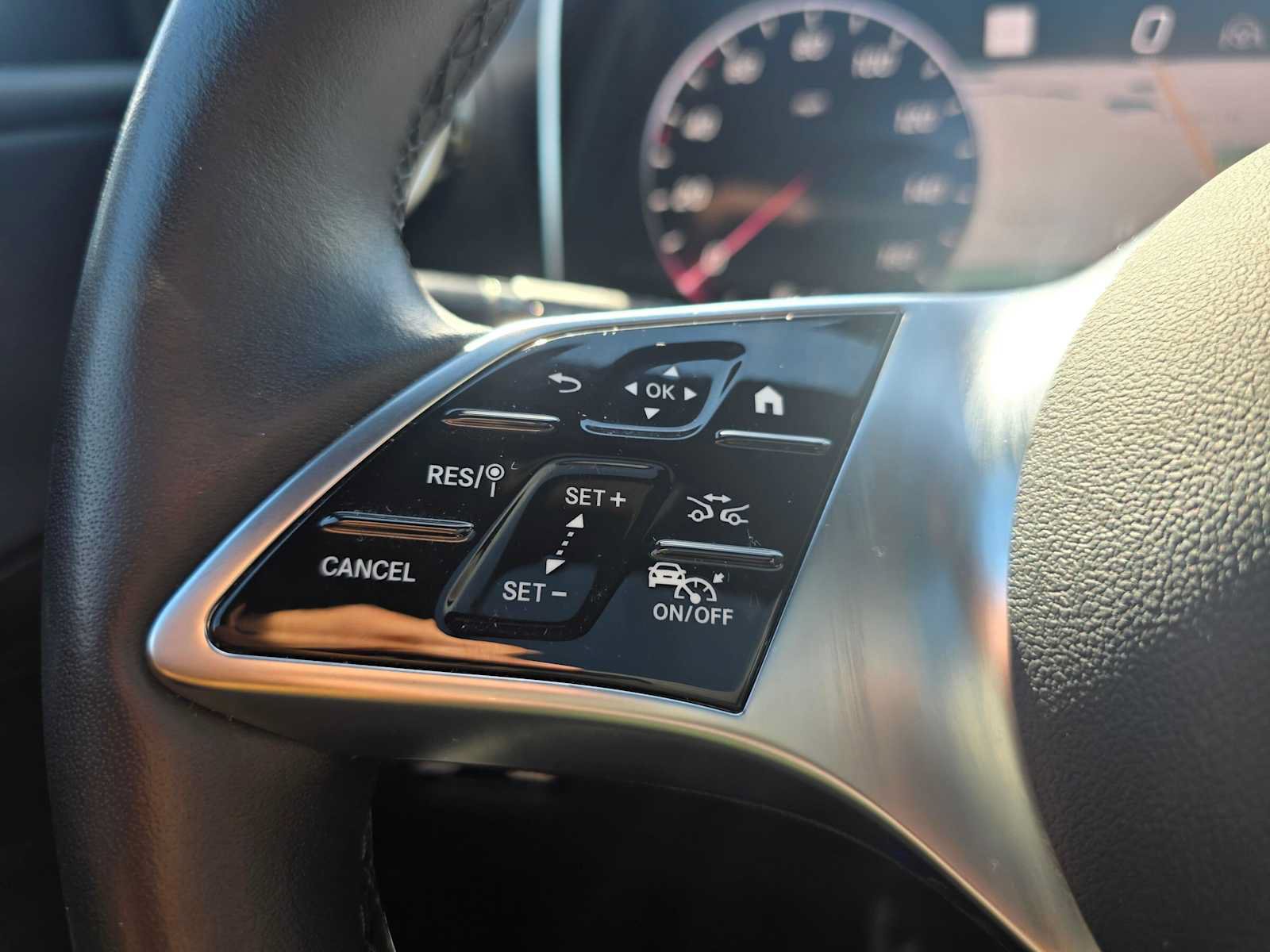 Used 2024 Mercedes-Benz GLC 300 4MATIC image 31