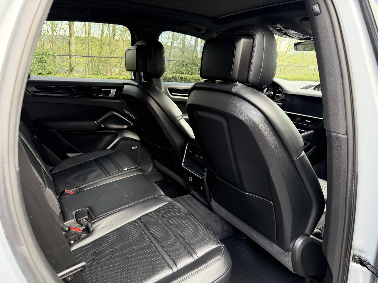 Used 2019 Porsche Cayenne S w/ Premium Package AWD/4WD image 29