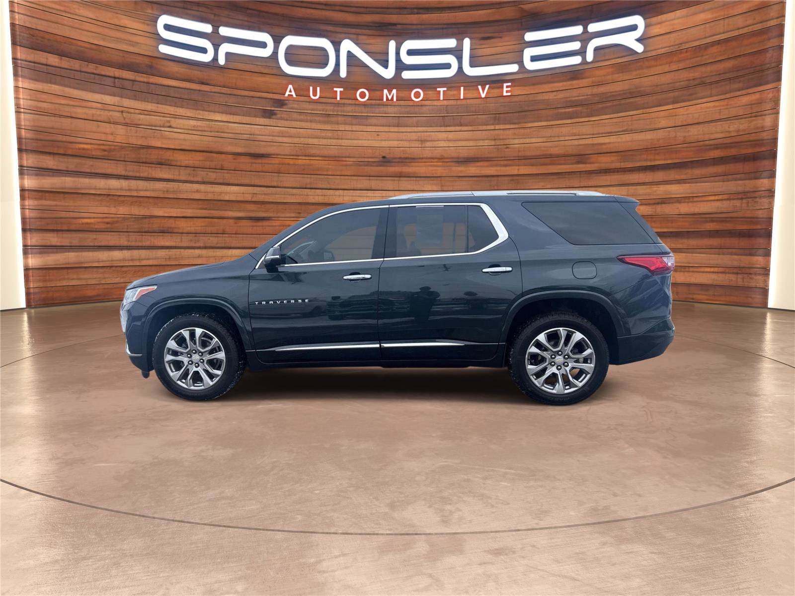 Used 2021 Chevrolet Traverse Premier image 2