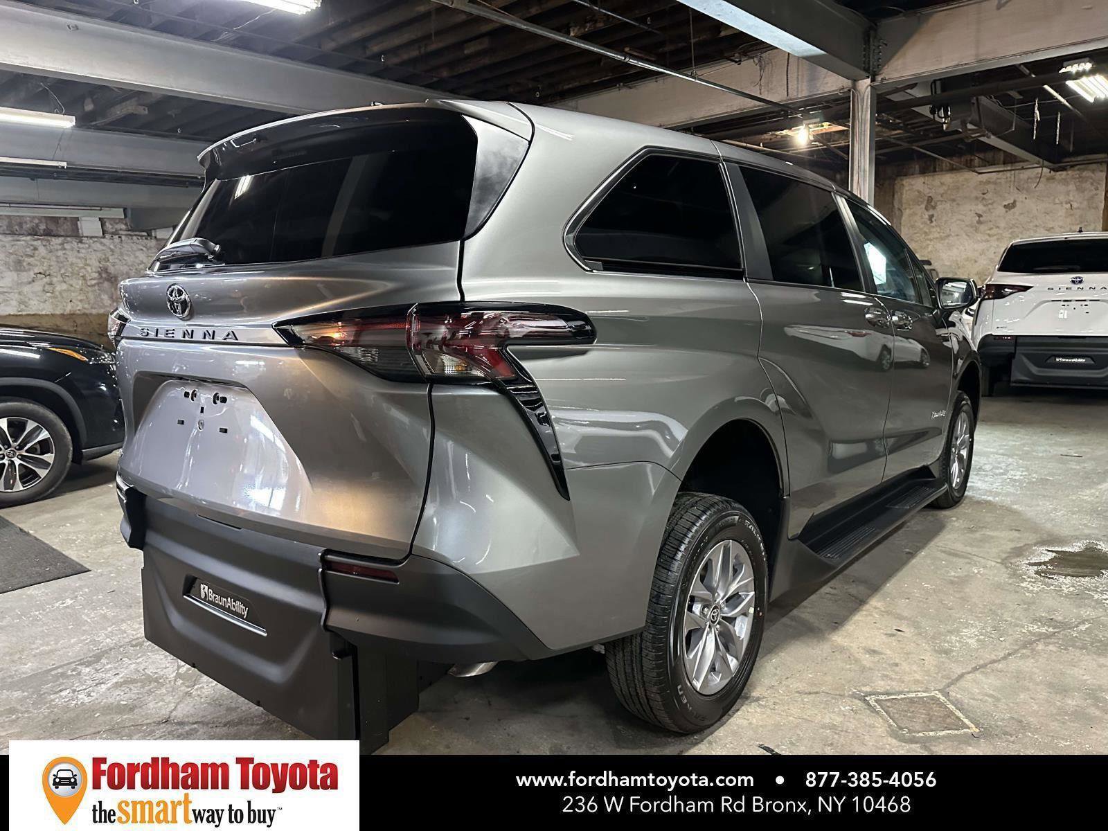 Used 2026 Toyota Sienna LE image 8