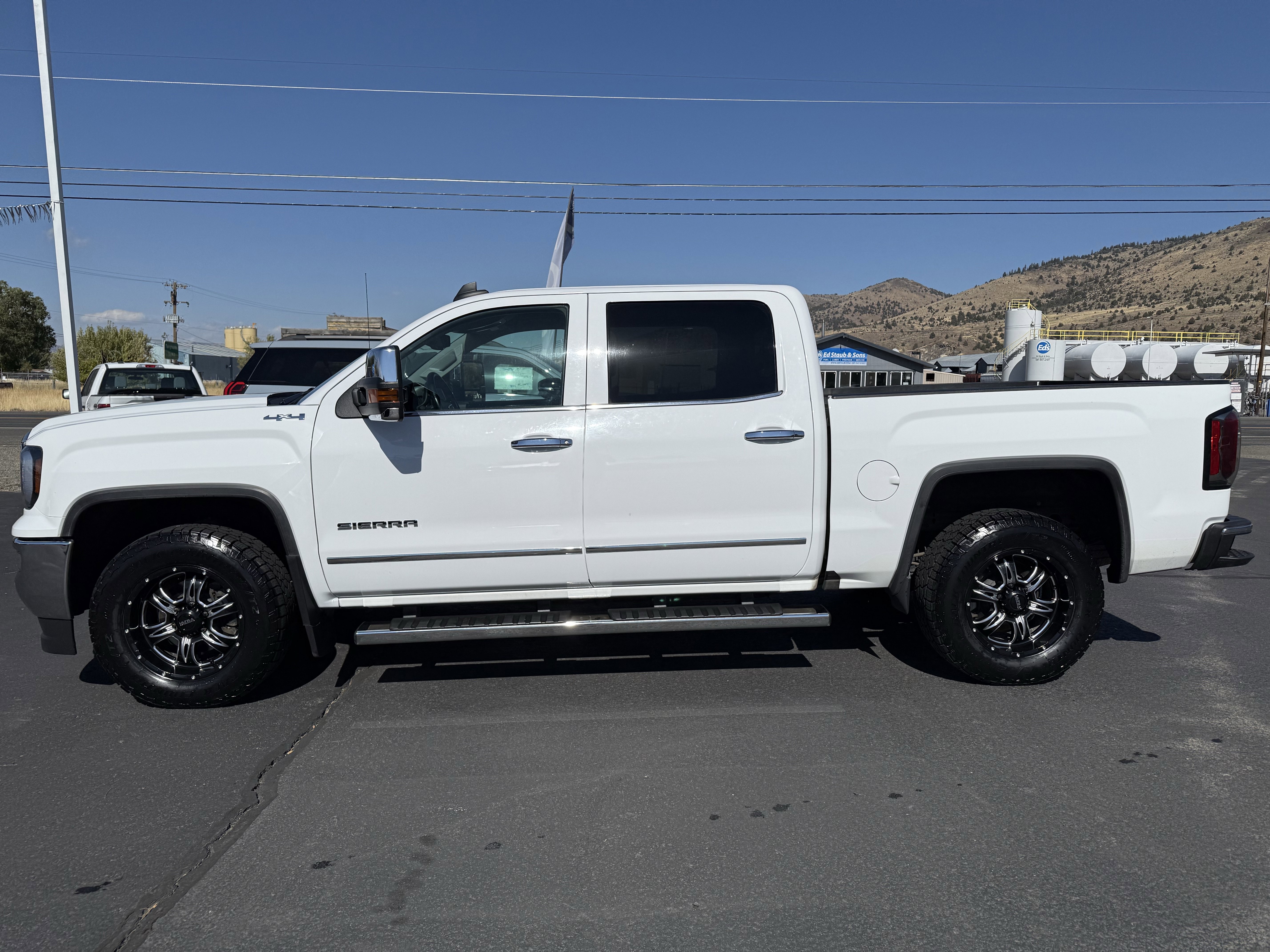 Used 2018 GMC Sierra 1500 SLT image 2