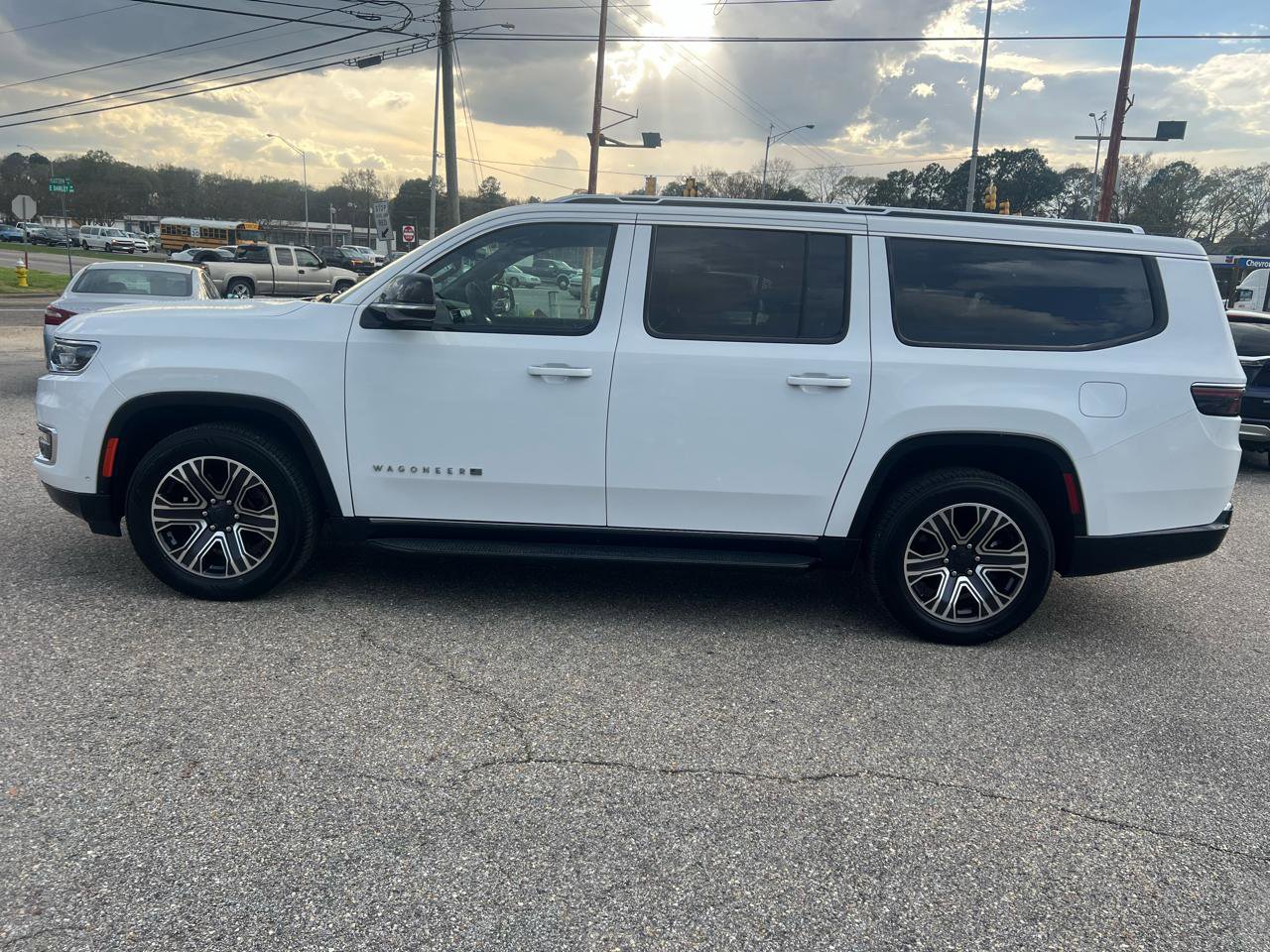 Used 2024 Jeep Wagoneer L Series II image 18