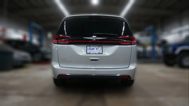 Used 2024 Chrysler Pacifica Touring-L image 6