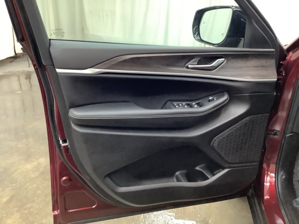 New 2026 Jeep Grand Cherokee Altitude image 12