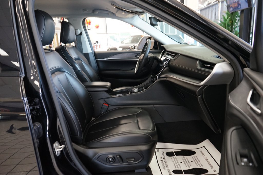 Used 2023 Jeep Grand Cherokee Limited AWD/4WD image 44