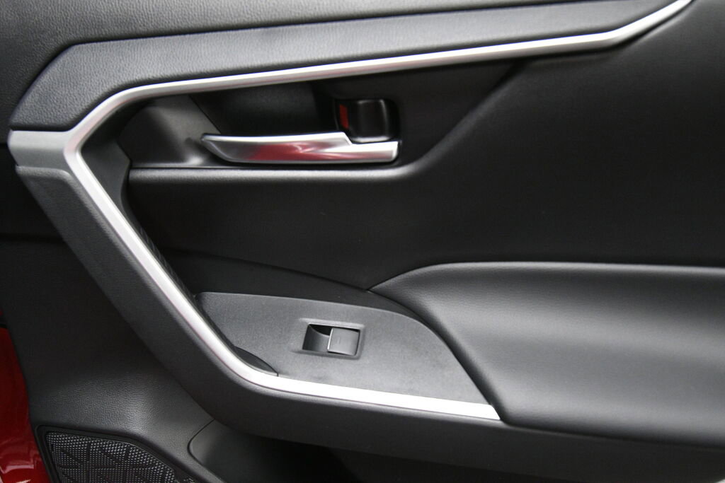 Used 2025 Toyota RAV4 XLE w/ Convenience Package image 28