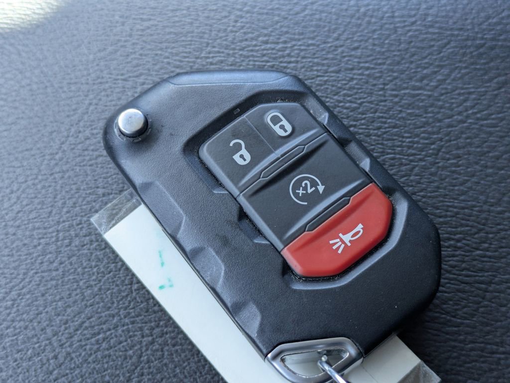 Used 2025 Jeep Wrangler Unlimited Sahara AWD/4WD image 32
