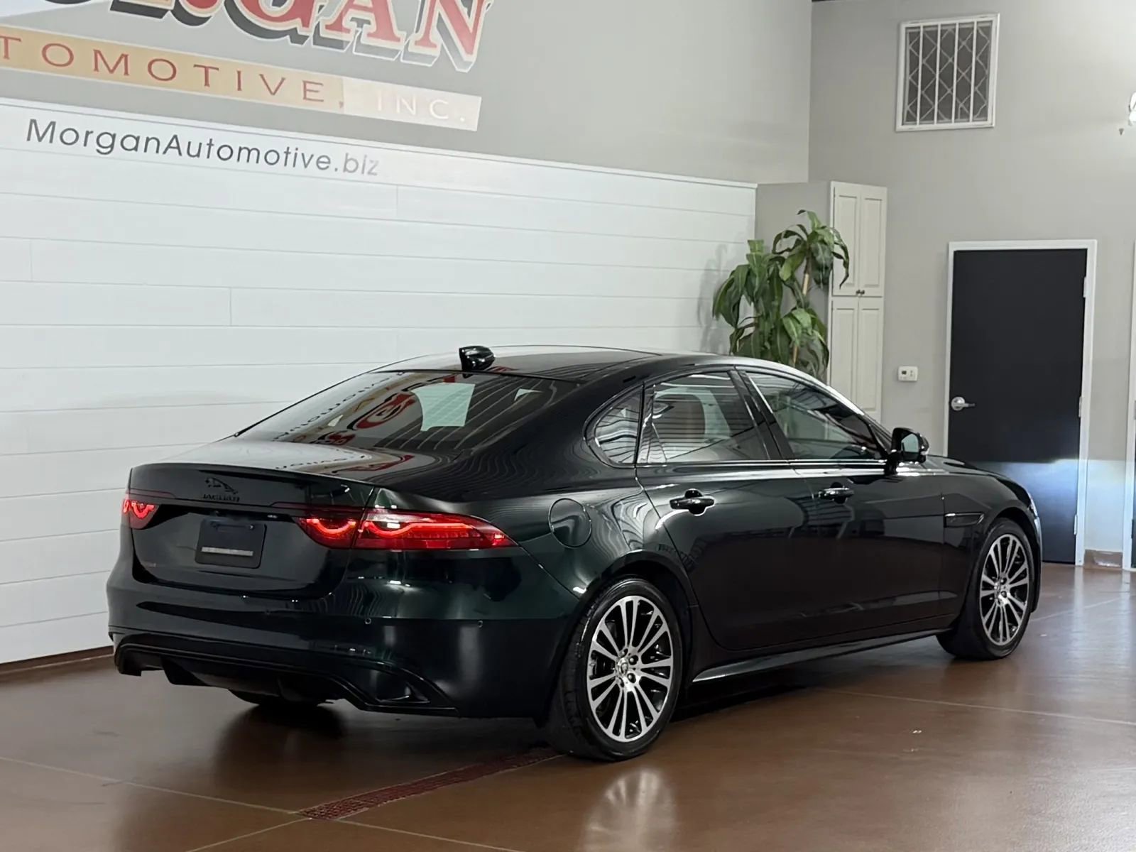 Used 2024 Jaguar XF R-Dynamic SE AWD/4WD image 3